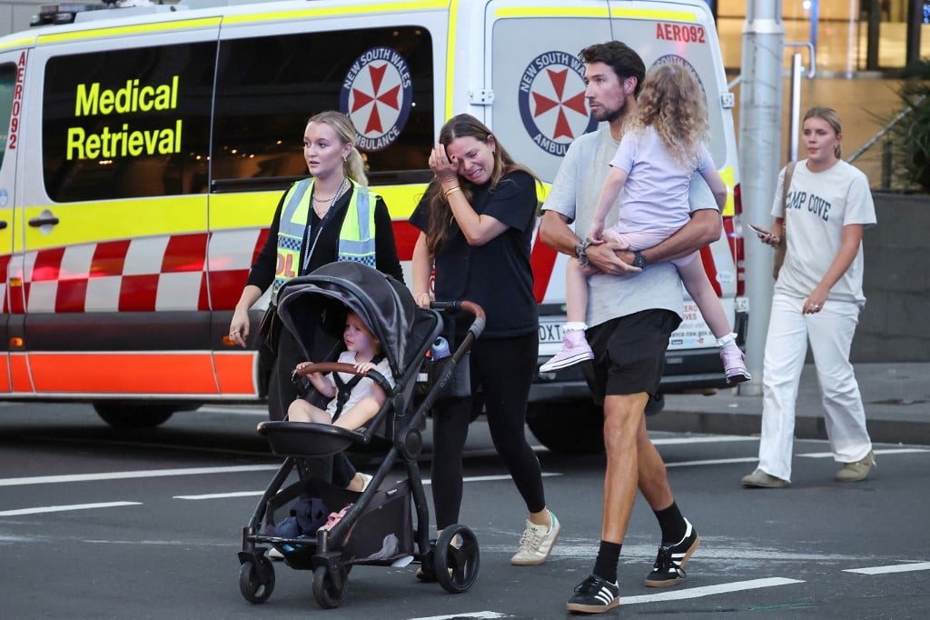 Five killed in Sydney shopping center attack