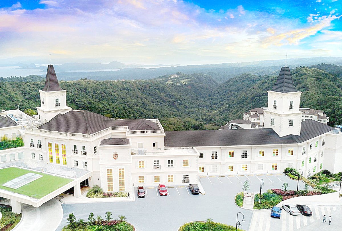Twin Lakes Hotel in Laurel, Batangas near Tagaytay delights guests with fantastic panoramic views of Taal Lake and Volcano, making it among the most popular properties of Megaworld Hotels & Resorts.