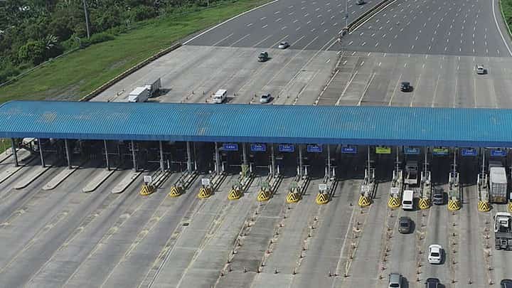 cars going in and out of cavitex tollway
