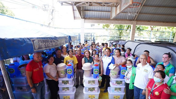 Aguilar leads Las Piñas fire aid distribution