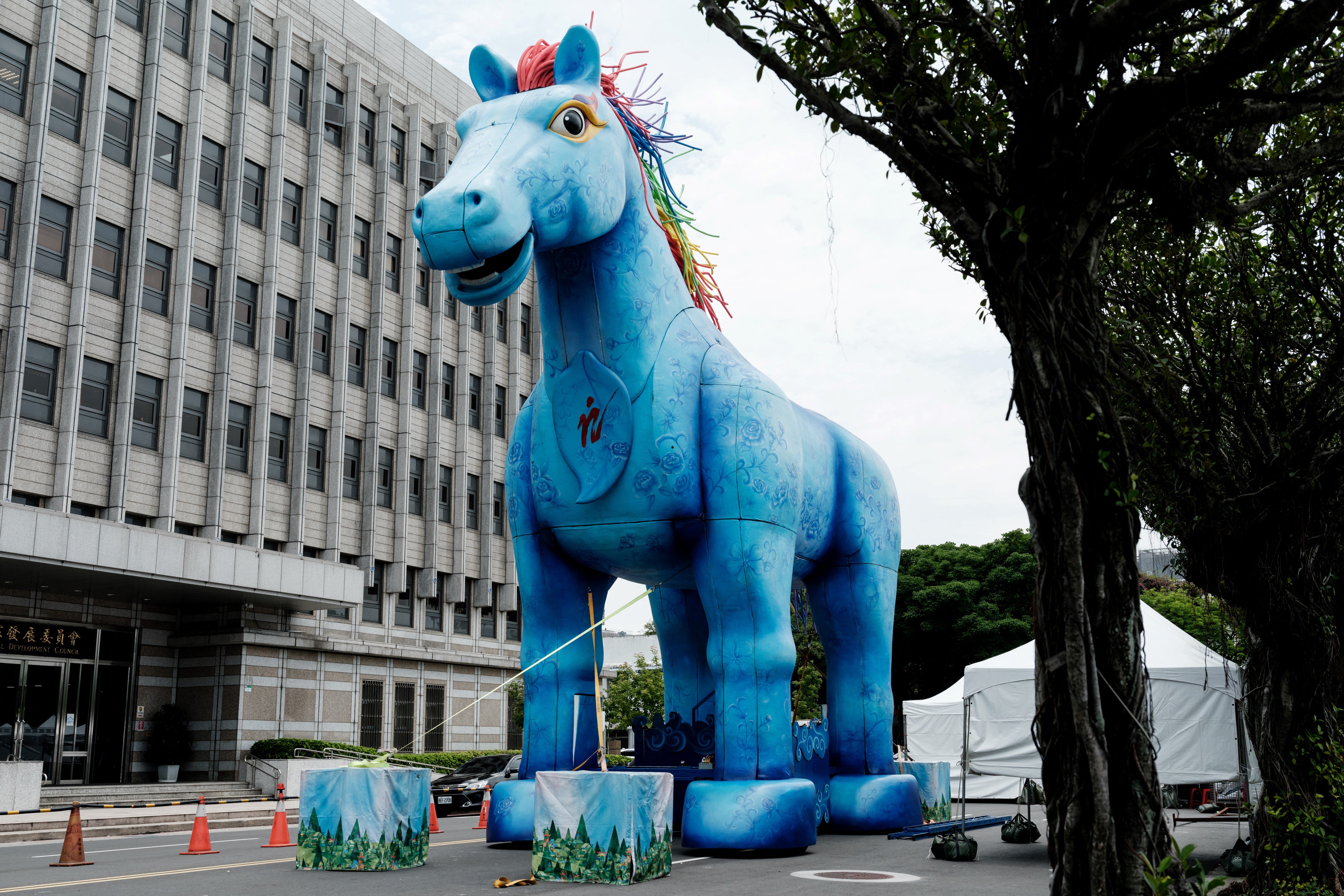 Taiwan president takes office under close scrutiny