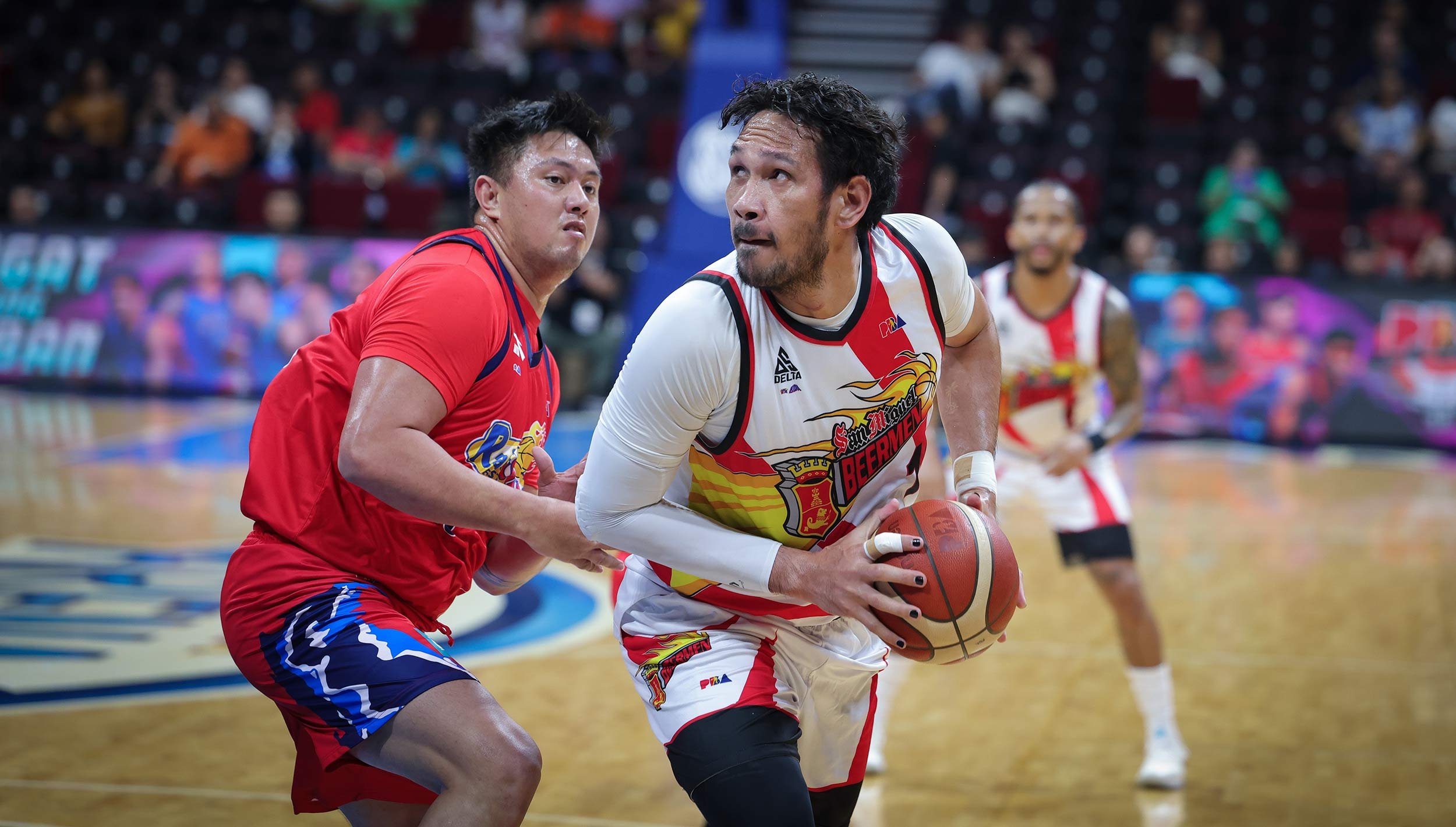 BIG PROBLEM: Undersized Rain or Shine grapples with SMB’s size