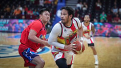 BIG PROBLEM: Undersized Rain or Shine grapples with SMB’s size