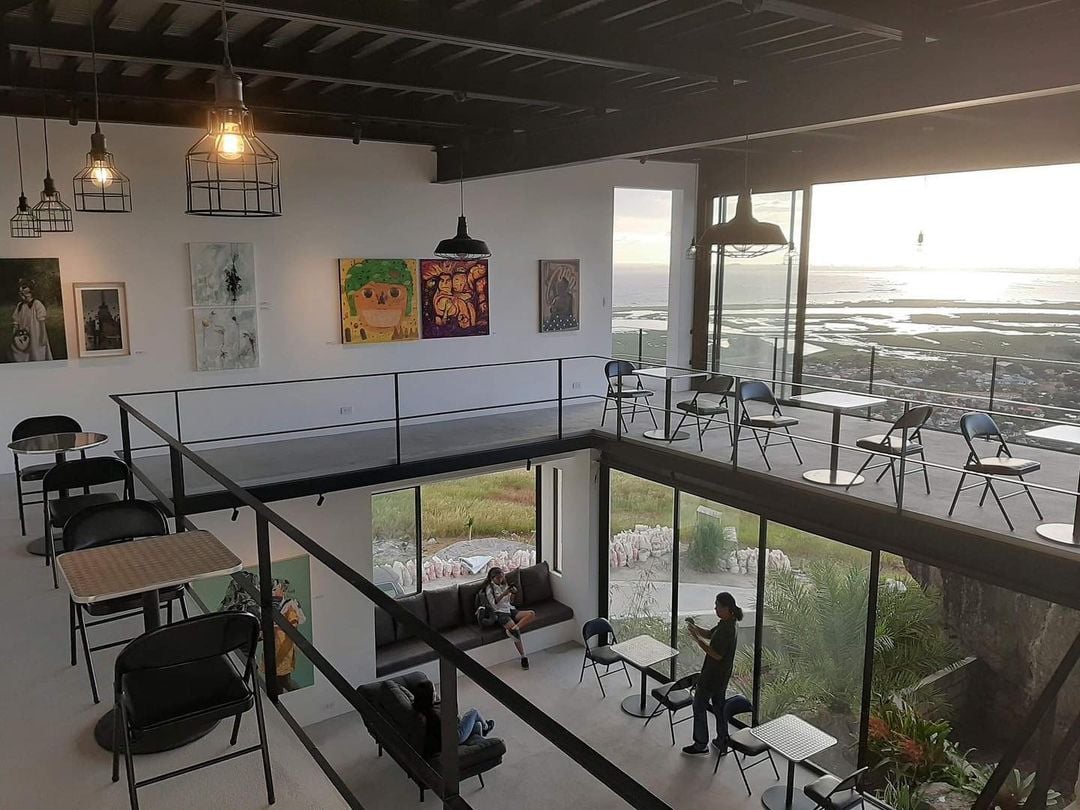 A view of art and foods in the mountains