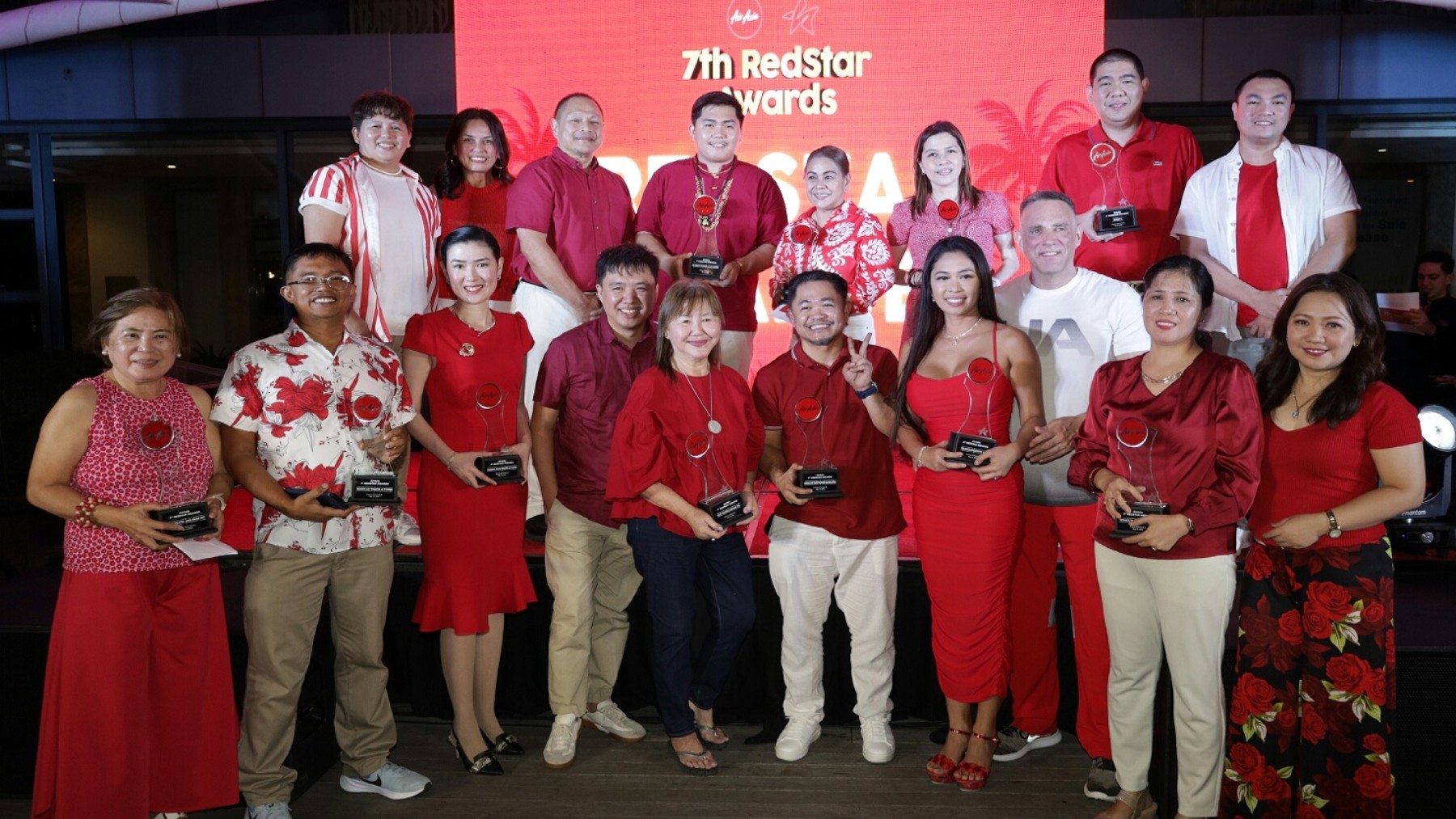 AirAsia Philippines CEO Ricky Isla and Sales and Distribution Head Chat Alo meet with travel agent partners that received recognition at the 7th Redstar Awards.