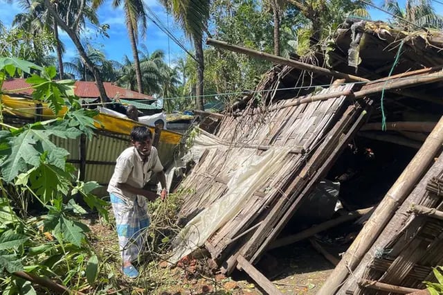 Thousands flee as cyclone barrels towards Bangladesh 