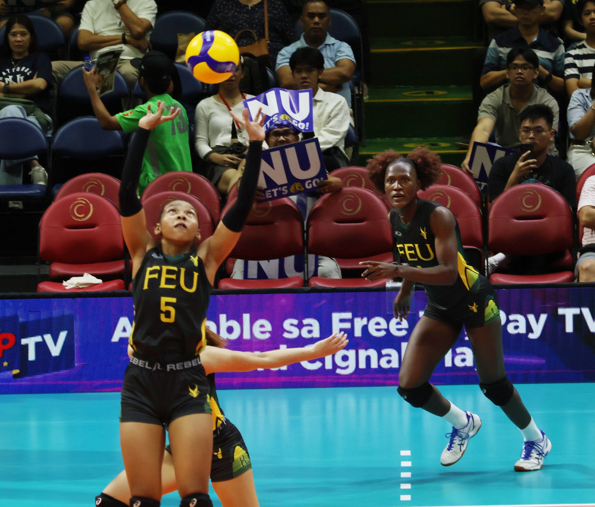 TIN Ubaldo sets up FEU teammate Faida Bakanke during their straight-set win over NU in the Final Four of UAAP Season 86 women’s volleyball tournament.