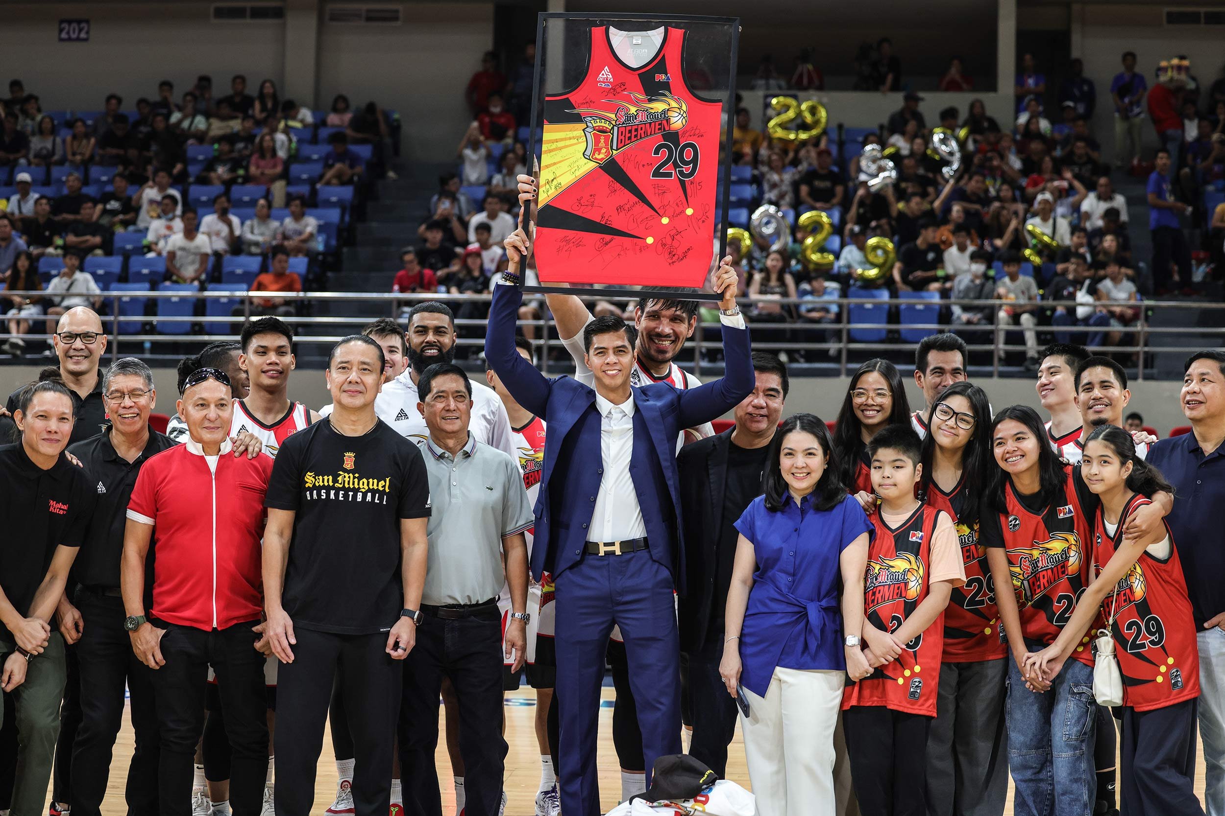 Jersey #29 ni Arwind Santos niretiro