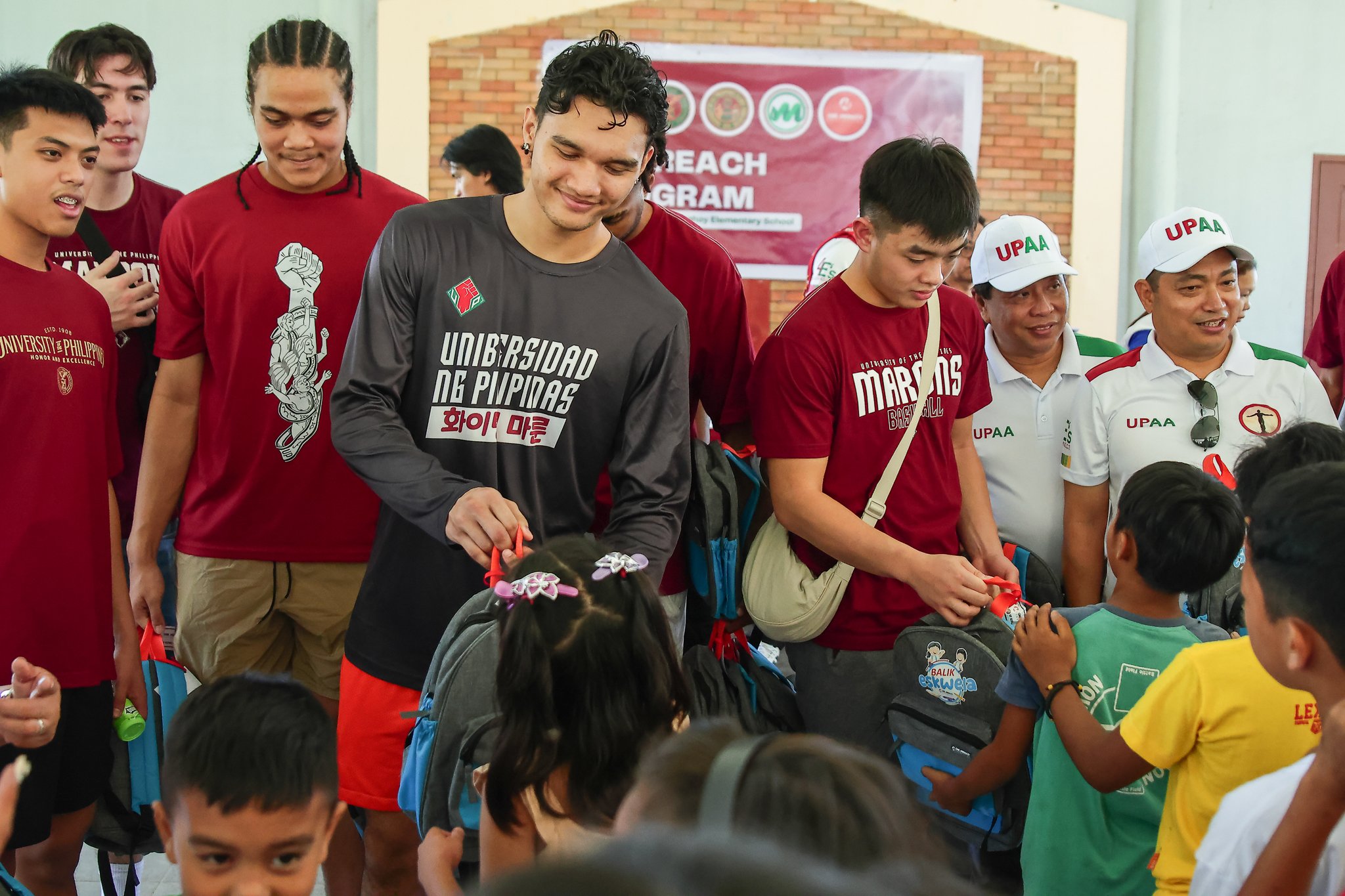 UP Fighting Maroons namigay ng TV, supplies at computer sa mga estudyante sa Butuan