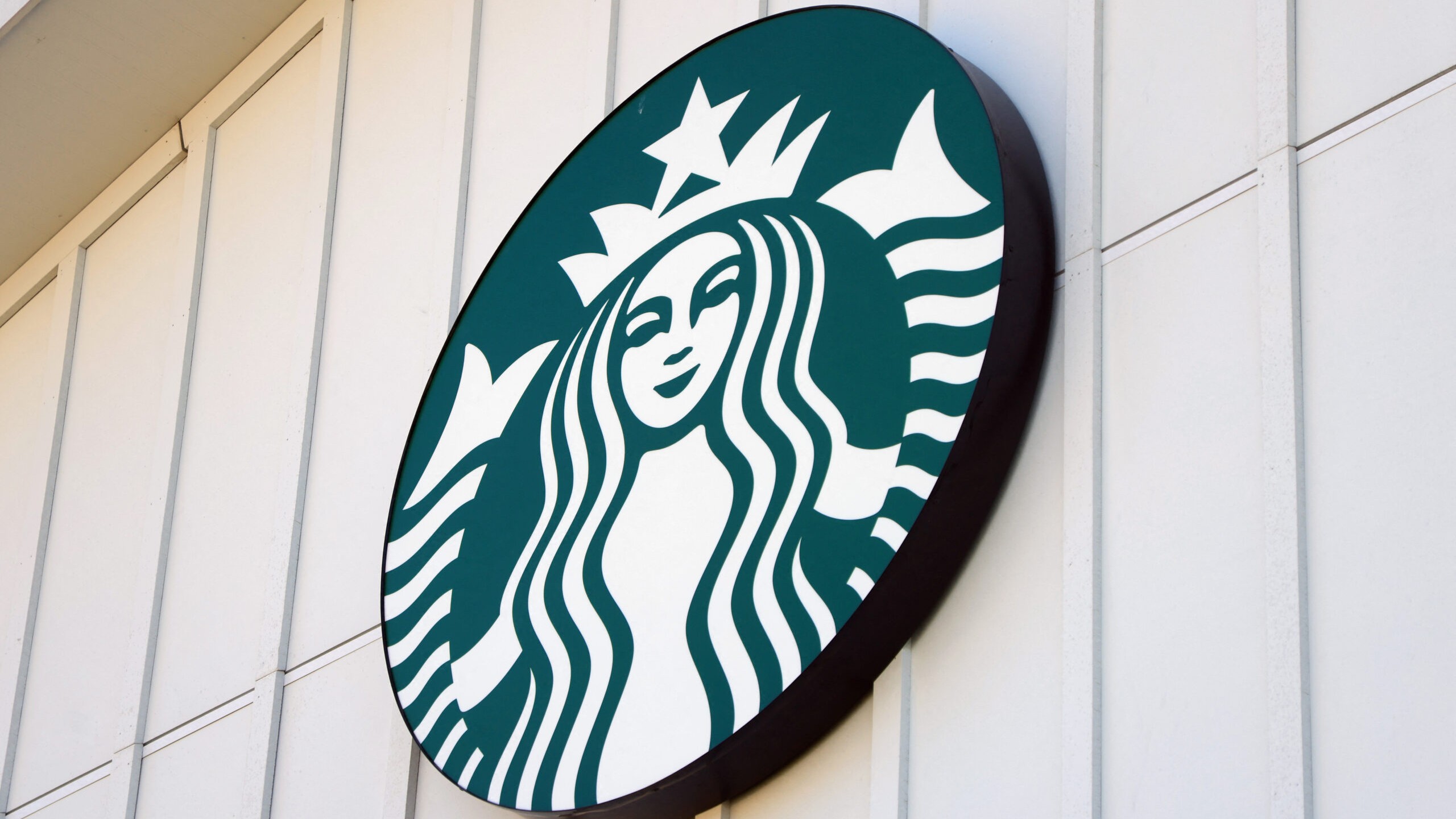 ‘JP’ or ‘JC’? Starbucks slip-up brews social media stir