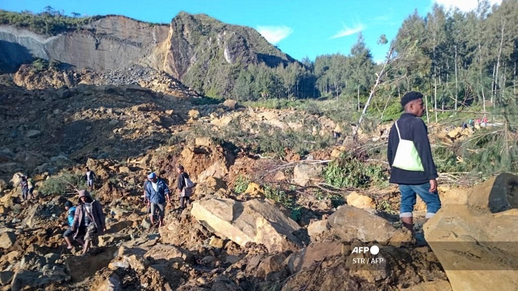 Massive landslide hits Papua New Guinea, many feared dead