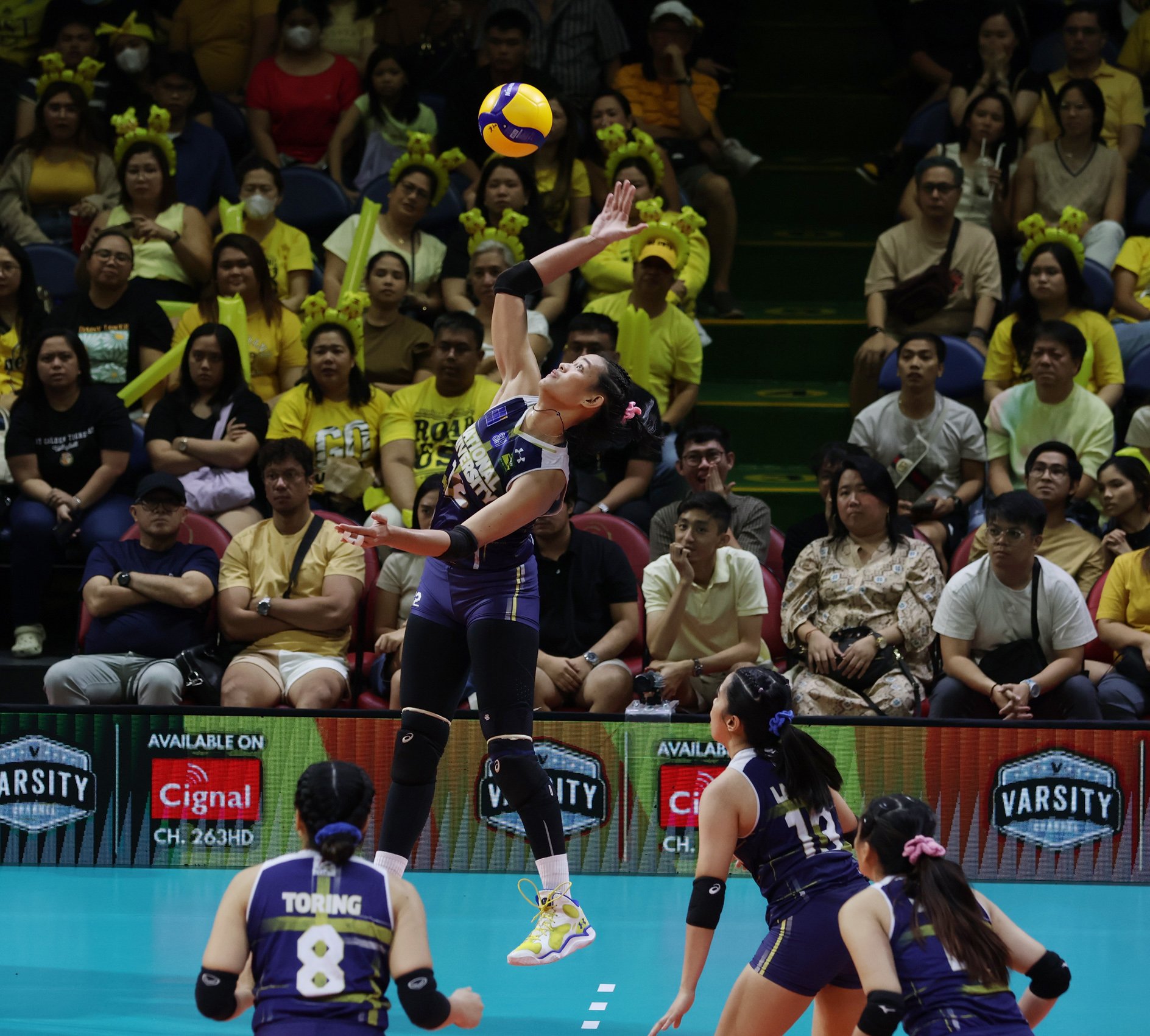 Alyssa Solomon rises during NU’s 25-23, 25-20, 25-20 win over UST in Game 1 of their UAAP Season 86 women’s volleyball tournament title series Saturday at the Smart Araneta Coliseum.