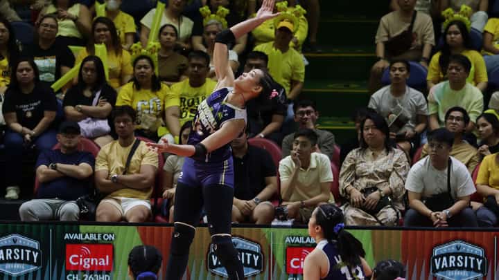 Alyssa Solomon rises during NU’s 25-23, 25-20, 25-20 win over UST in Game 1 of their UAAP Season 86 women’s volleyball tournament title series Saturday at the Smart Araneta Coliseum.
