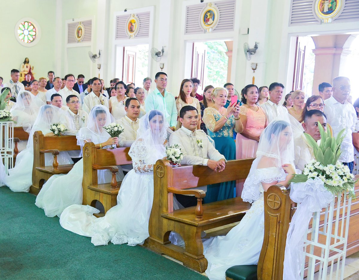 16 couples, including members of the SM SuperMoms Club Facebook community, SM employees, and members of the public, participate in the mass wedding.