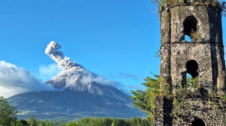 Grassfire razes Mayon Volcano base