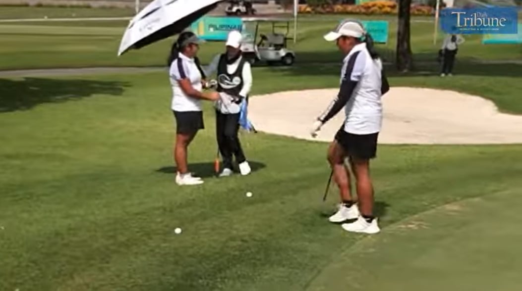 CHIP SHOT AT GREEN NO. 10
