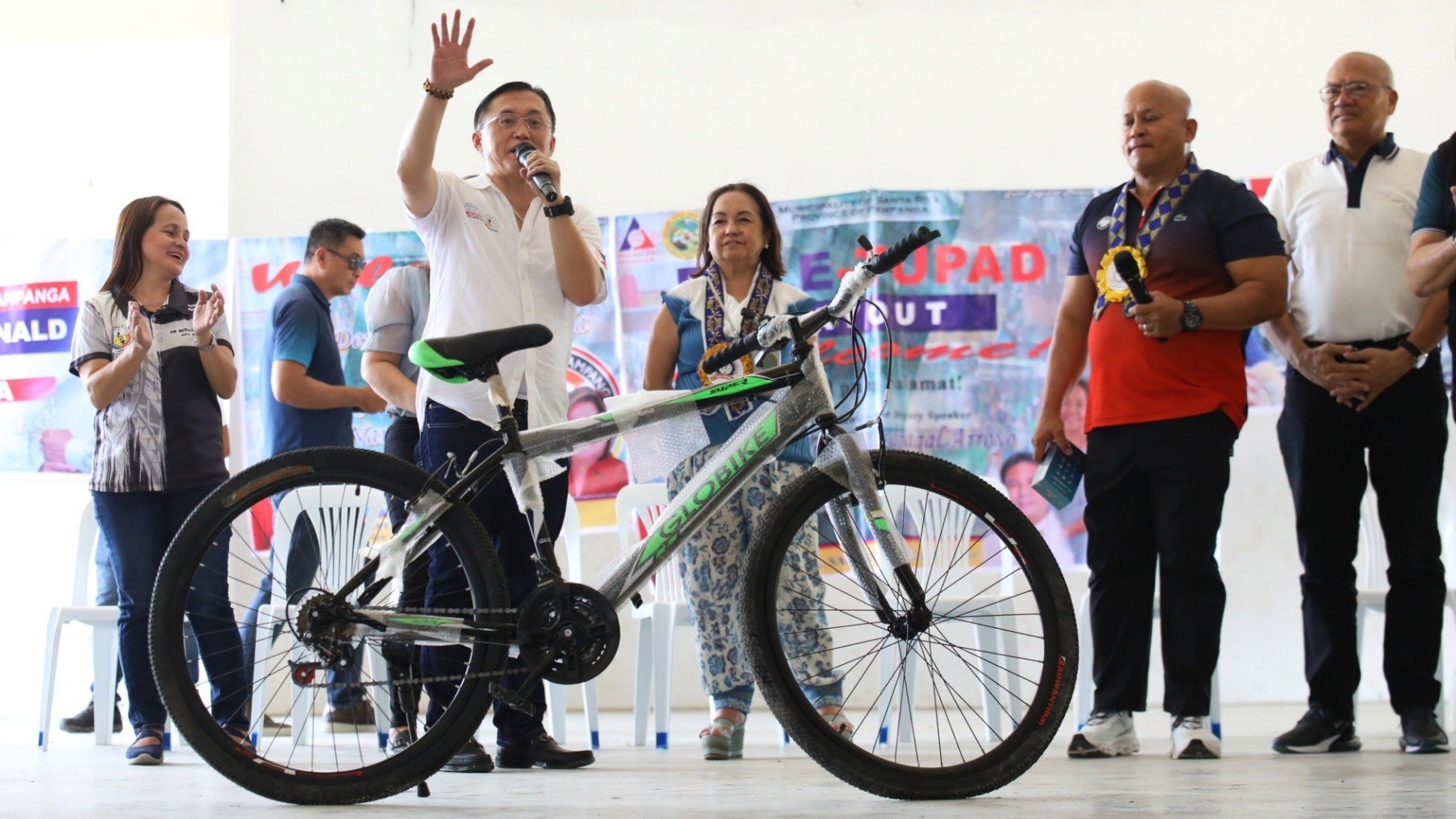 Bong Go assists displaced workers in Sta. Rita 