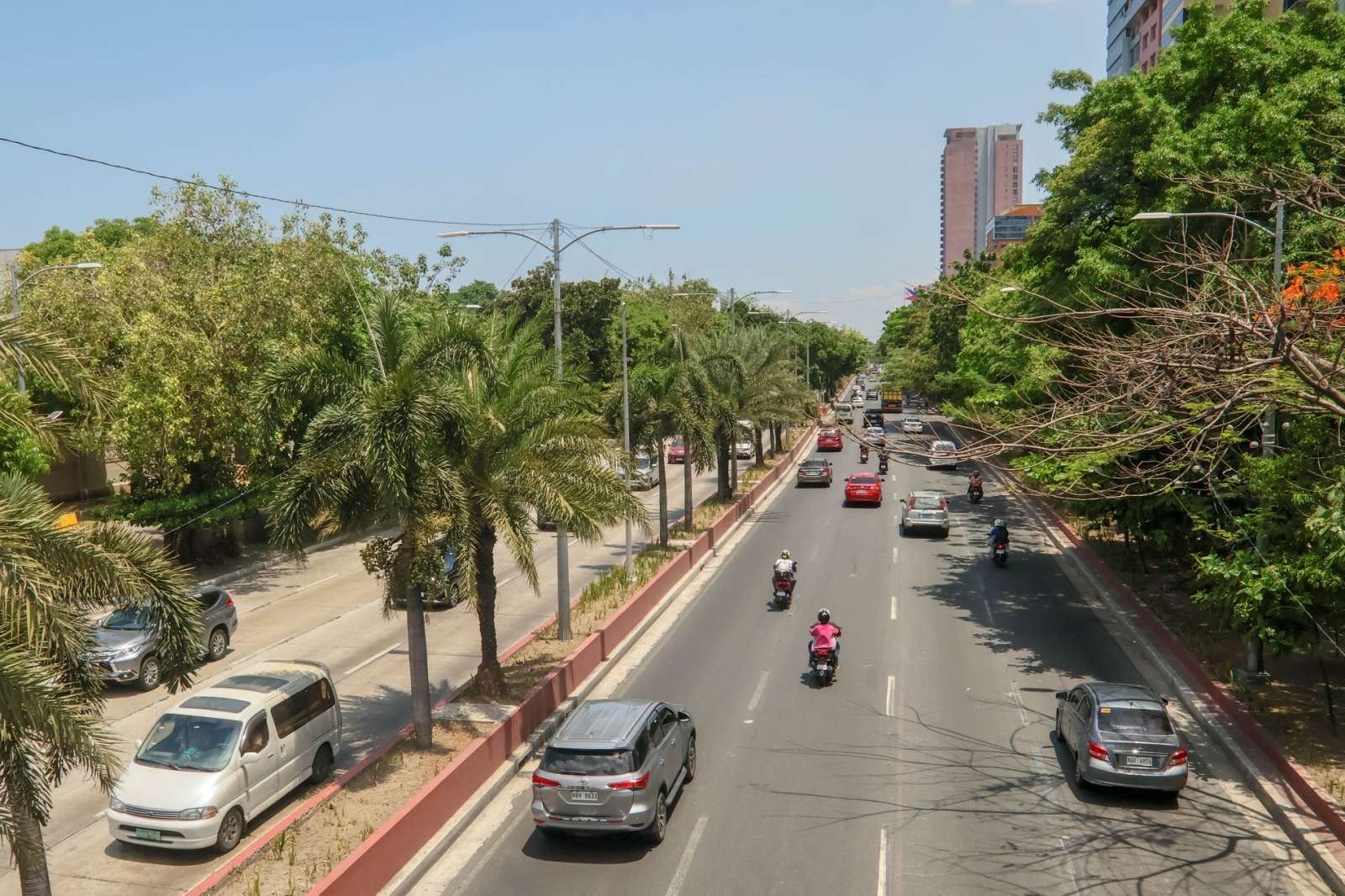 VERY few vehicles are seen traversing Roxas Boulevard shortly after the implementation of car-less Sunday yesterday.