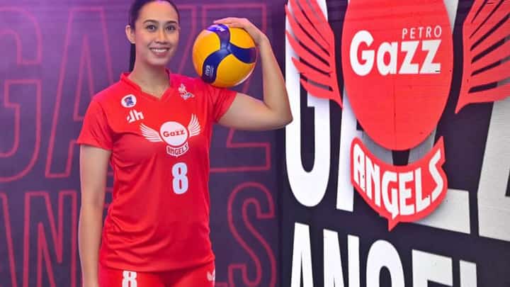 Ageless Aiza makes heads turn