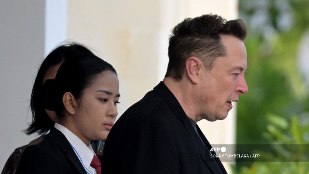 Elon Musk arrives in Bali