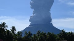 Indonesia evacuates hundreds near erupting volcano