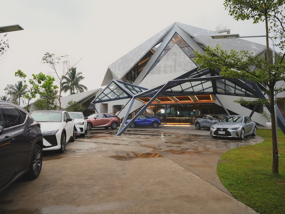 Guests experienced amazing with the range of hybrid electric cars of Lexus as they drove to Asador Alonso in Silang, Cavite.