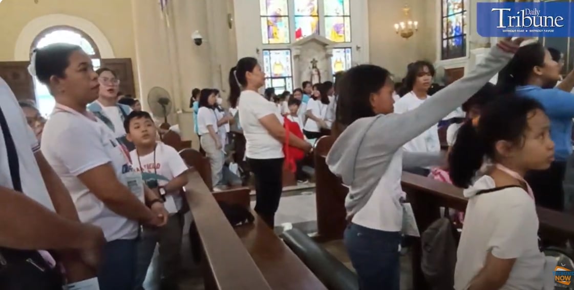 Children pray at Marian Festival in QC Church
