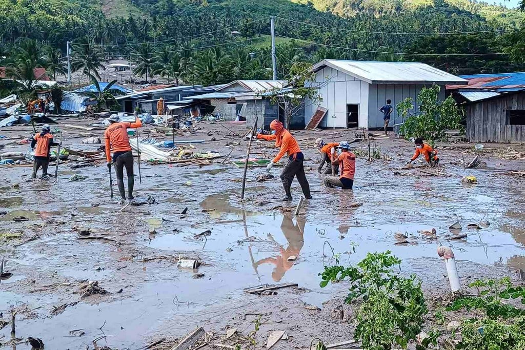 Thousands flee as Phl storm hits main island