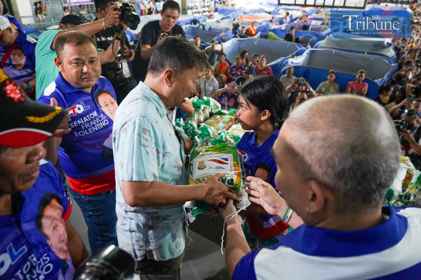 Sen. Tol distributes rice to Tondo fire victims