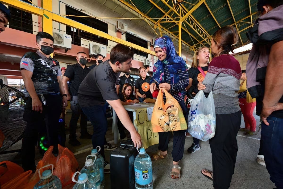 Davao fire victims get relief, cash assistance