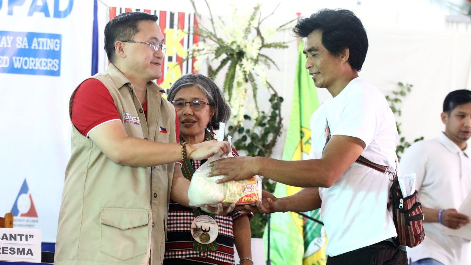 Bong Go helps displaced workers in Kayapa