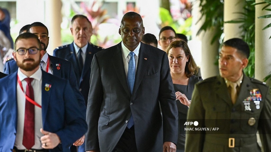 US, Chinese defense chiefs meet in Singapore