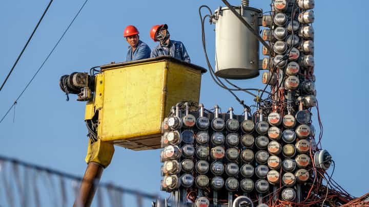 Electricity distributor Meralco maintained that an early franchise renewal would greatly benefit its millions of customers. Albay Representative Joey Salceda filed a bill seeking to renew the utility company’s franchise for another 25 years.