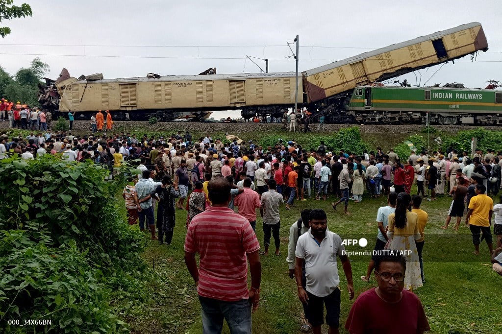 Seven killed as Indian passenger, goods trains collide