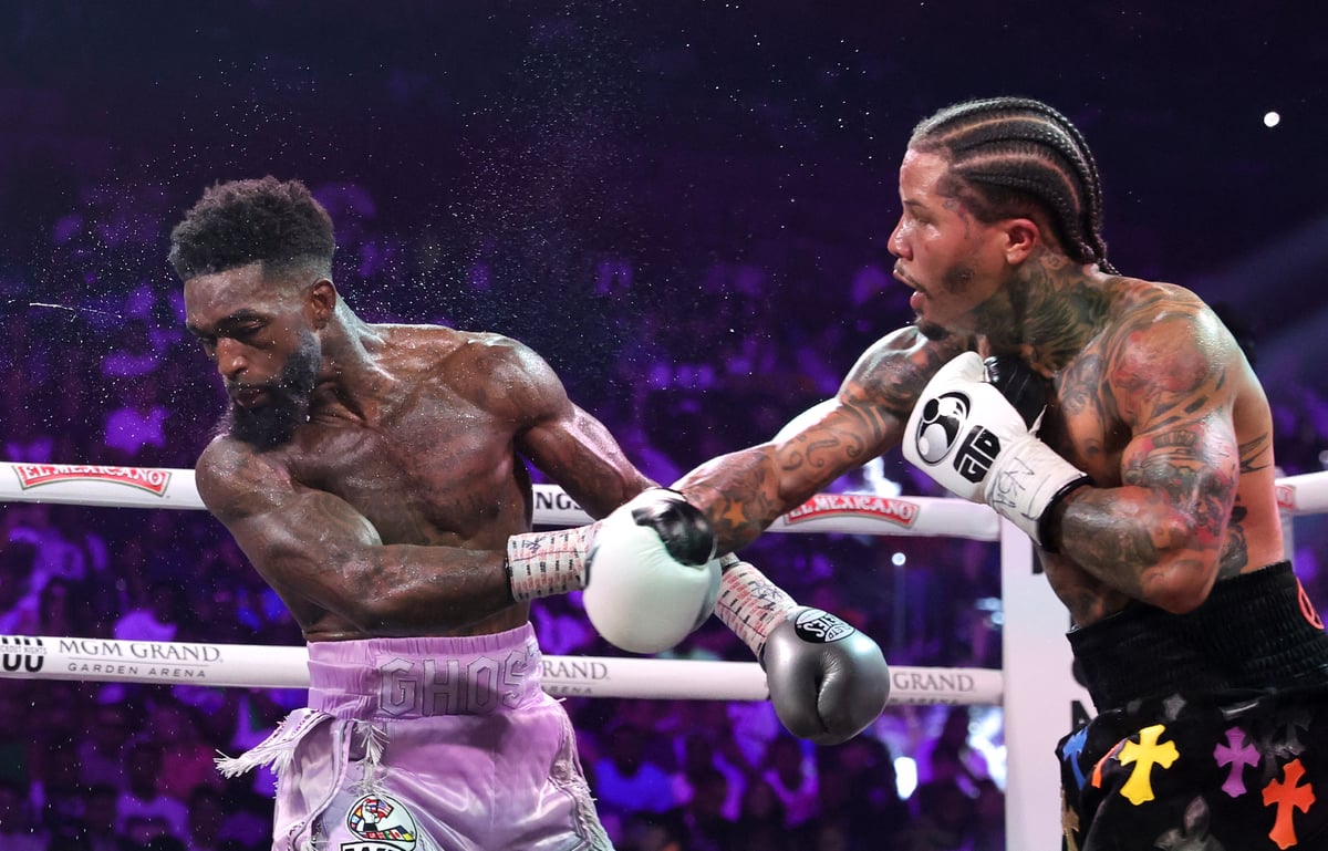 Davis destroys Martin, keeps crown