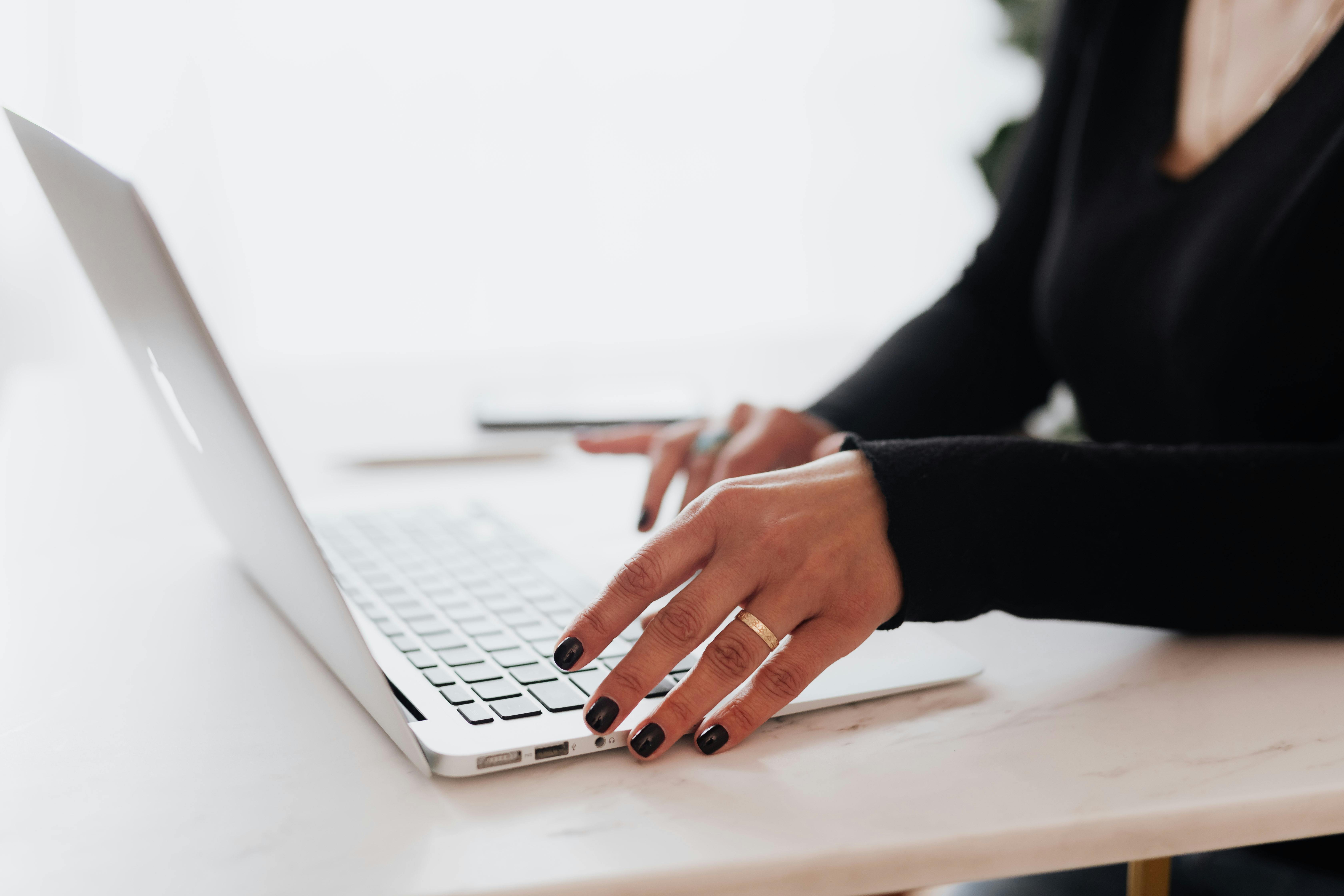 Online video adding to challenges for news firms: report
