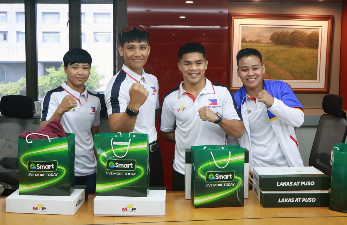 Olympians Aira Villegas, Hergie Bacyadan, Carlo Paalam, and Nesthy Petecio pose with their kits from MVPSF.