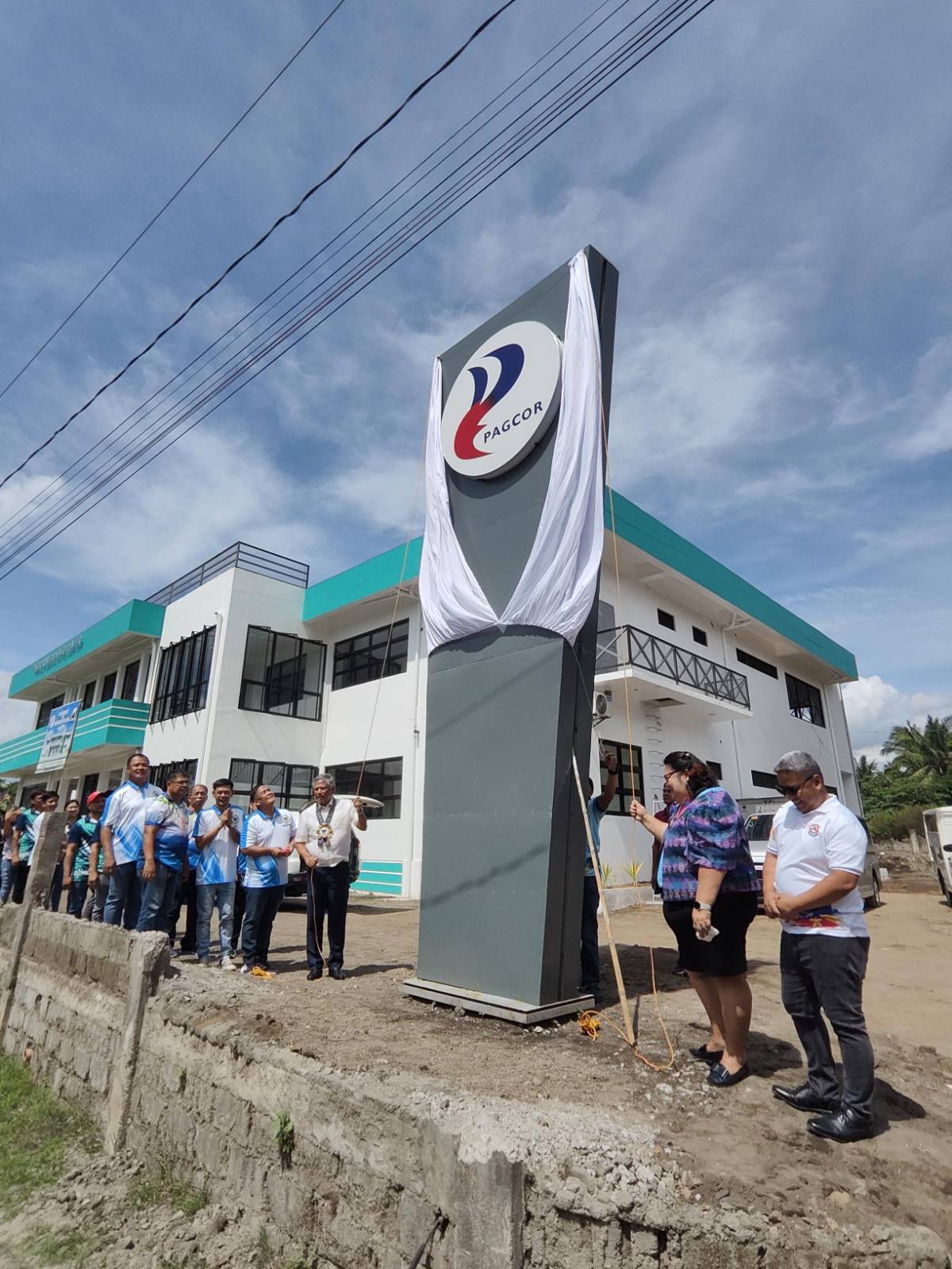 PAGCOR Chairman and CEO Alejandro Tengco (3rd from right) and Agoncillo Mayor Cinderella Reyes (2nd from right) unveil the marker of the PAGCOR Socio-Civic Center in the town’s Barangay Pansipit.