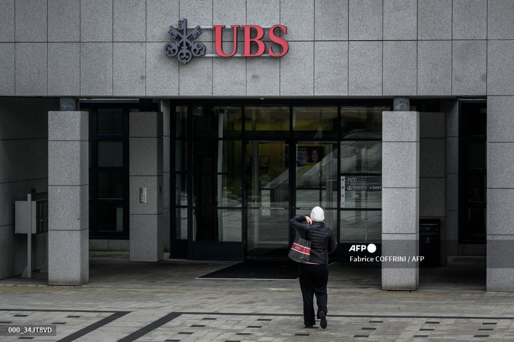 UBS sets aside $900-M for investors hit by Credit Suisse scandal