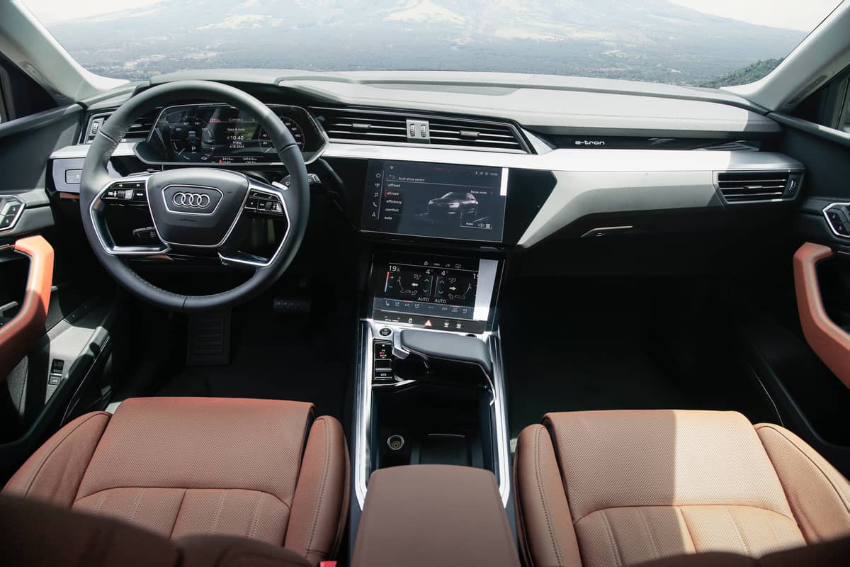 Take a seat The Audi Q8 e-tron 55 is powered by a dual electric motor setup boasting quattro all-wheel drive. And, the cockpit is easy to learn.