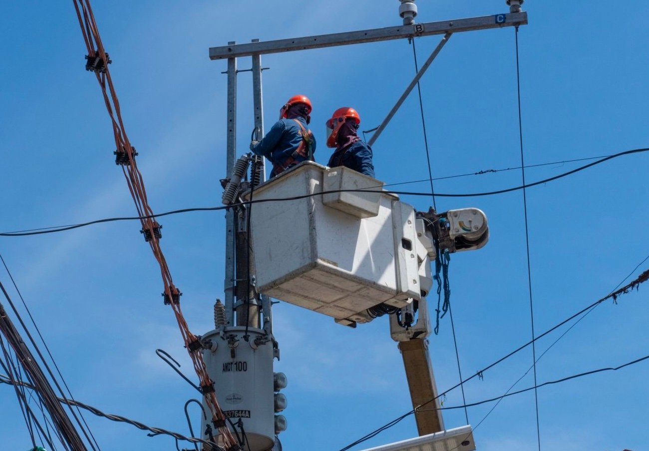 In preparation for the wet season, Meralco linecrew recently conducted load-splitting operations and facility inspections along Hidalgo Street in Pasay City.