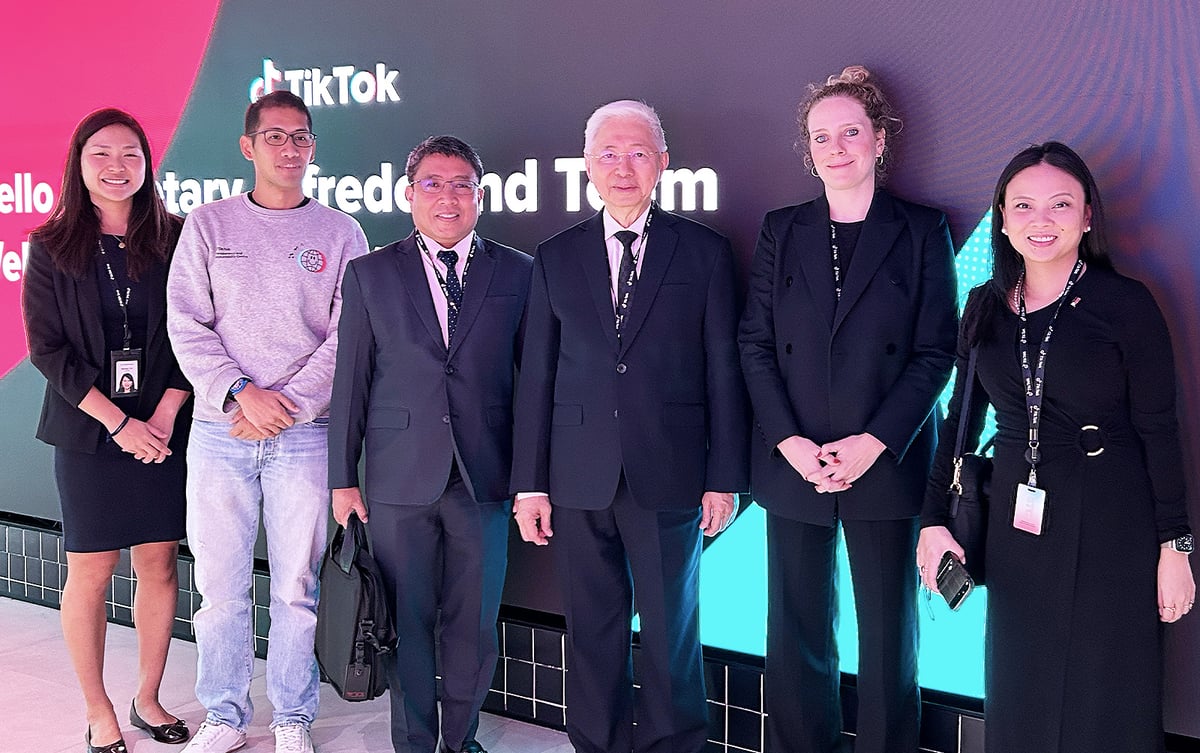 Secretary Pascual with the Philippine delegation during the meeting with TikTok representatives to digitalize MSMEs and propel e-commerce in the country held at the ByteDance Headquarters in Singapore.