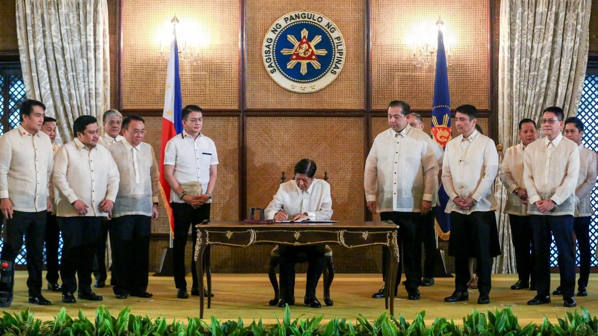 Marcos signs law giving public school teachers more allowance