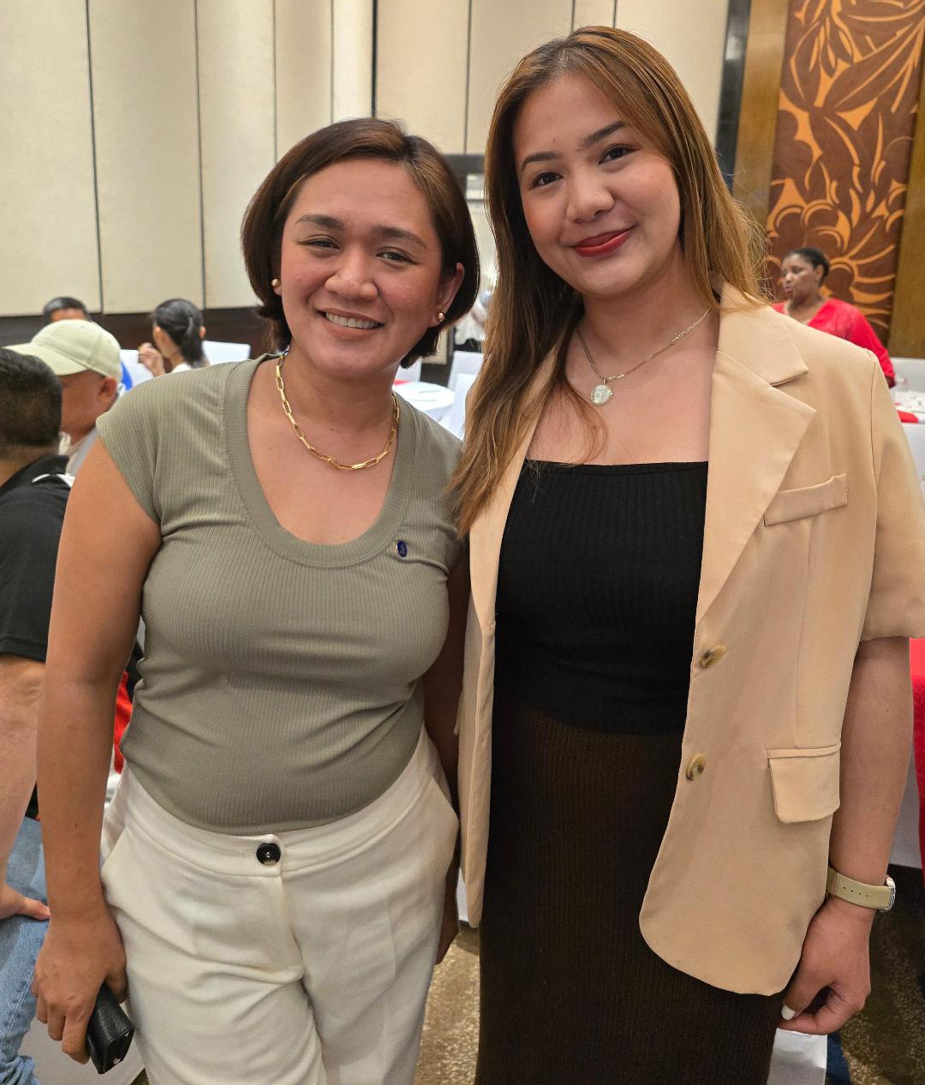 Singapore Airlines account manager Kristine Lim and marketing and public relations Cheska Galang.