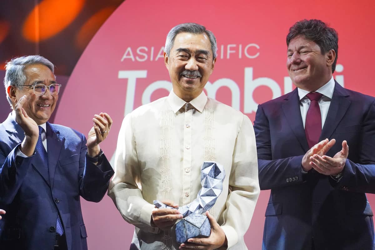 SM’s Hans Sy Honored with Tambuli Lifetime Achievement Award for leadership and
philanthropy. SM Prime Holdings Chairman of the Executive Committee, Hans Sy (center),
receives the prestigious Tambuli Lifetime Achievement Award at the 2024 Asia Pacific Tambuli Awards. Mr. Sy's unwavering dedication to philanthropy, environmental advocacy, and
corporate leadership has left an indelible mark on society, inspiring positive change and empowerment across the Philippines and beyond.