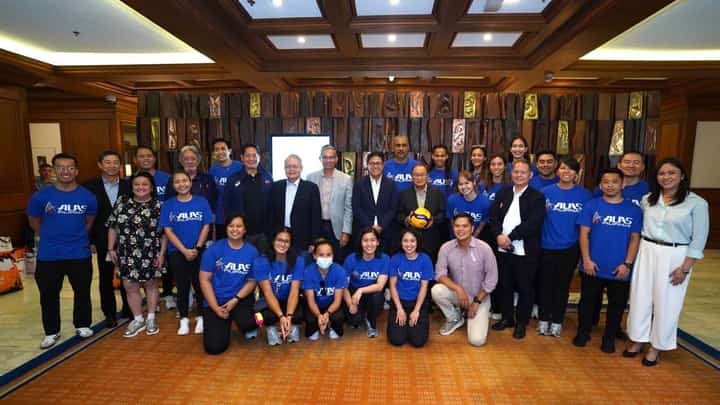 Meralco executives welcome the Alas Pilipinas women’s volleyball team during a courtesy call at the distribution utility’s headquarters in Pasig.