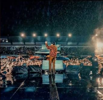 DANIEL Padilla delighted fans as he performed in the rain at the Bagong Pilipinas’ concert in Davao.