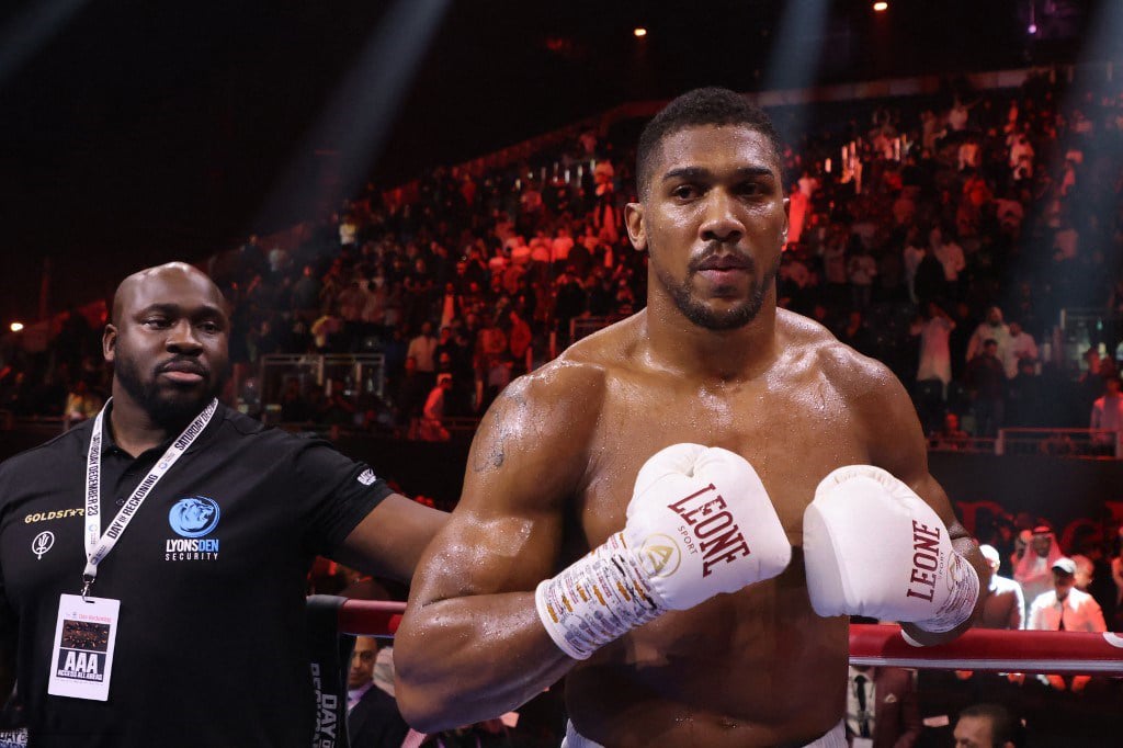 Joshua, Dubois dispute Usyk belt