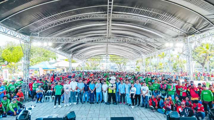 Safety drill Thousands of Cebuano Grab and MOVE IT drivers and riders gathered at the Plaza Independencia to participate in a day-long workshop on road safety with the safety teams of the ride-hailing platforms, CEMEX, and the Cebu City Police.