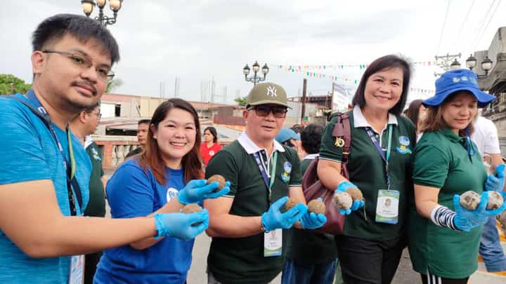 DENR regional executive director Ralph Pablo (center) with Marbie Kaneko (2nd from left), assistant mall manager of SM City Balanga in Bataan, and other volunteers prepare to throw bokashi balls into the Ibayo River.
